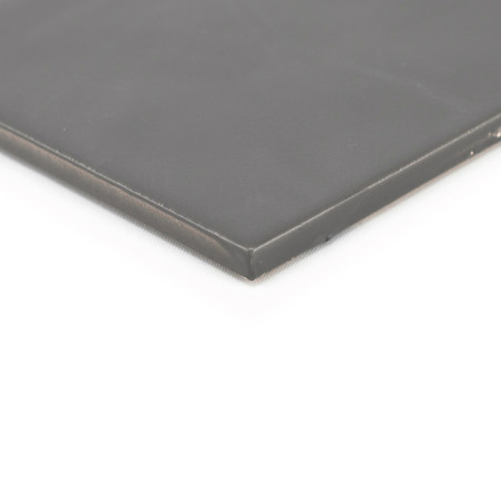 Um ladrilho liso cinza escuro fica plano, com bordas levemente chanfradas sugerindo durabilidade, contra um fundo branco liso. Um ladrilho liso cinza escuro fica plano, com bordas levemente chanfradas sugerindo durabilidade, contra um fundo branco liso.