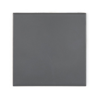 Een vierkante, donkergrijze tegel ligt plat tegen een witte achtergrond en vertoont een uniform, glad oppervlak met licht afgero