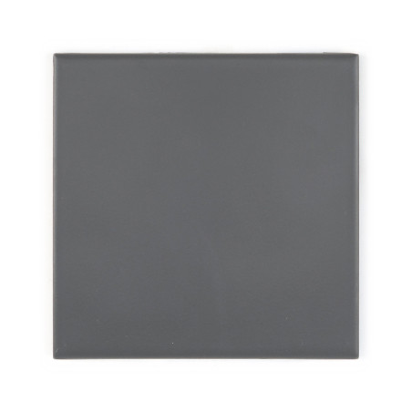 Um ladrilho quadrado cinza escuro repousa sobre um fundo branco, exibindo uma superfície uniforme e lisa com bordas ligeiramente Um ladrilho quadrado cinza escuro repousa sobre um fundo branco, exibindo uma superfície uniforme e lisa com bordas ligeiramente