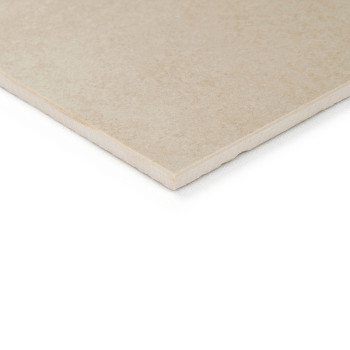 Eine beige Keramikfliese mit glatter, matter Oberfläche liegt vor einem weißen Hintergrund und bringt ihre sauberen, geraden Kan