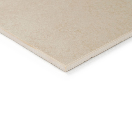 Um revestimento cerâmico bege com acabamento liso e fosco repousa sobre um fundo branco, exibindo suas bordas retas e limpas.