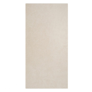 Een rechthoekige tegel rust verticaal, met een glad, beige oppervlak met subtiele textuur, tegen een effen witte achtergrond.