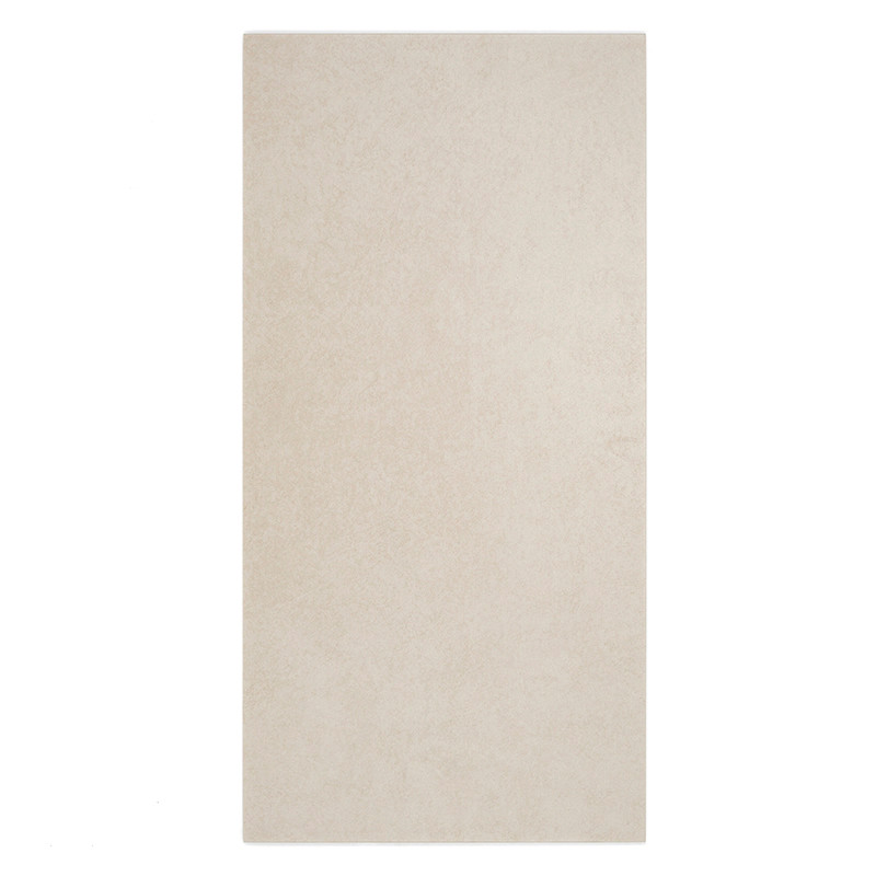 Eine rechteckige Fliese liegt vertikal und weist eine glatte, beige Oberfläche mit subtiler Textur auf einem schlichten weißen H