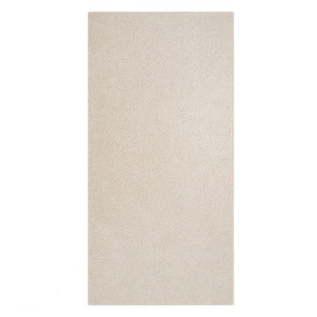 Eine rechteckige Fliese liegt vertikal und weist eine glatte, beige Oberfläche mit subtiler Textur auf einem schlichten weißen H