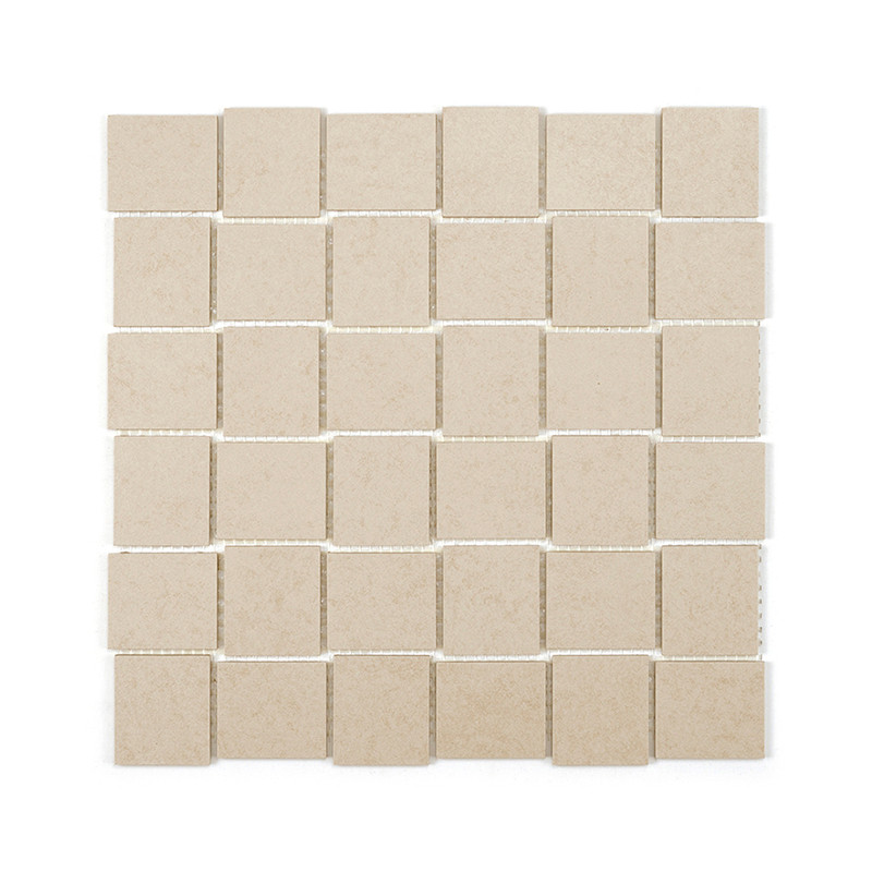 Les carreaux carrés beiges sont disposés en grille, créant un motif texturé uniforme sur une surface plane sur un fond blanc.