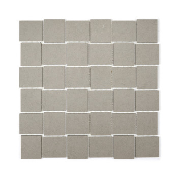 Une grille de carreaux carrés gris clair uniformes disposés uniformément, créant un motif homogène. les carreaux ont une finitio