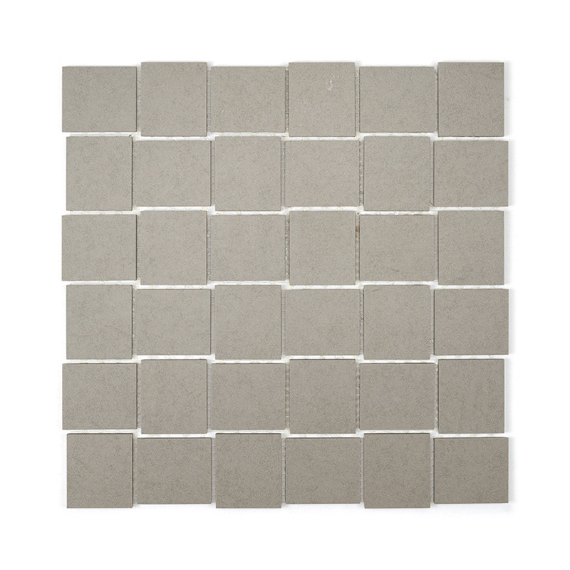 Una cuadrícula de azulejos cuadrados uniformes de color gris claro dispuestos uniformemente, creando un patrón sin costuras. Los