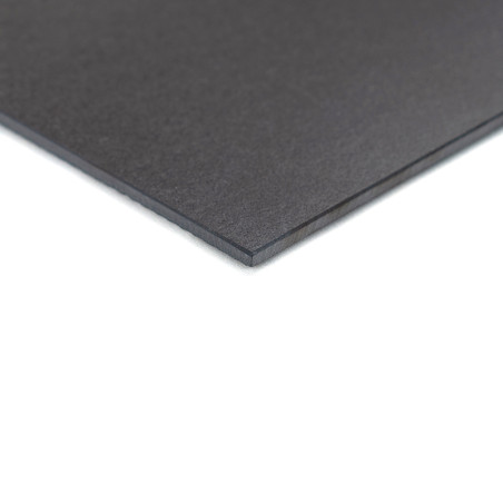 Un carreau rectangulaire lisse et sombre repose à plat sur une surface blanche, soulignant ses bords élégants et son épaisseur u