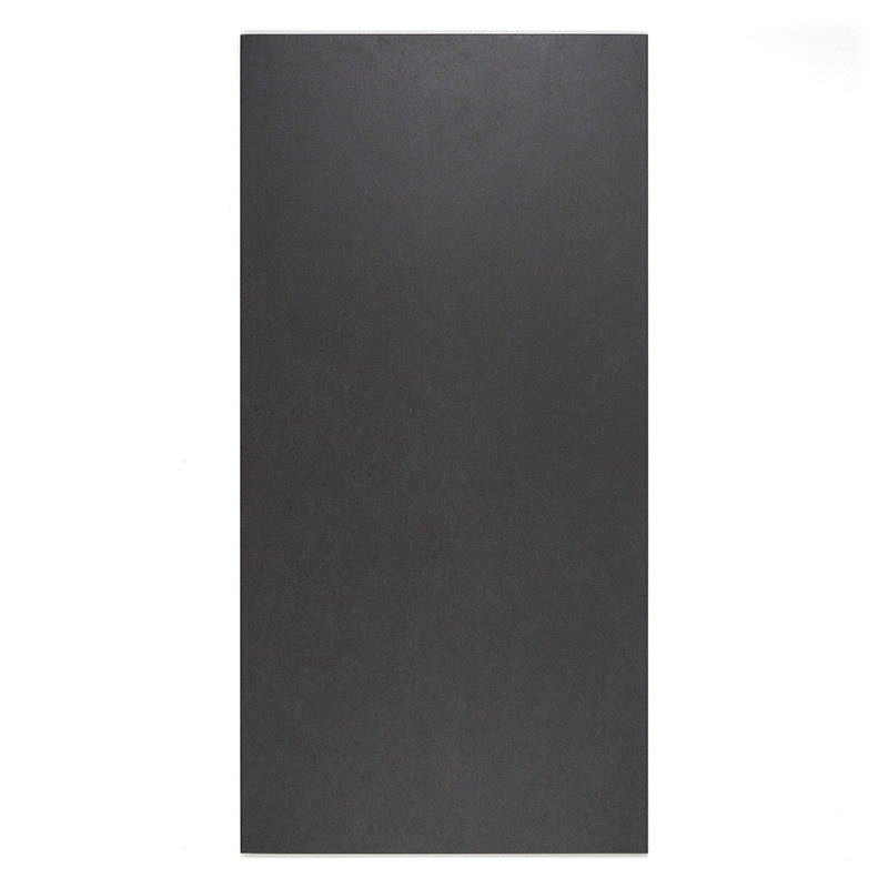 Azulejo negra rectangular colocada plana, mostrando una superficie mate lisa. no tiene texto ni marcas, y está sobre un simple f