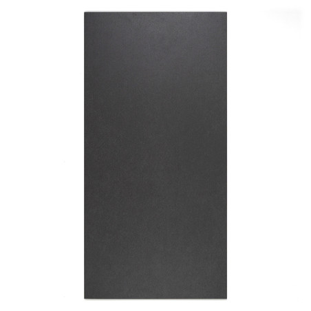 Rechteckige schwarze Fliese, die flach liegt und eine glatte, matte Oberfläche aufweist. Es enthält weder Text noch Markierungen Rechteckige schwarze Fliese, die flach liegt und eine glatte, matte Oberfläche aufweist. Es enthält weder Text noch Markierungen