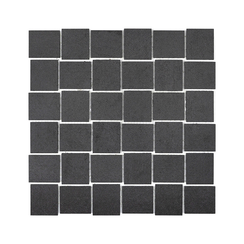Carreaux carrés gris foncé disposés selon un motif de grille 6x6, uniformément espacés, présentant un design uniforme et minimal