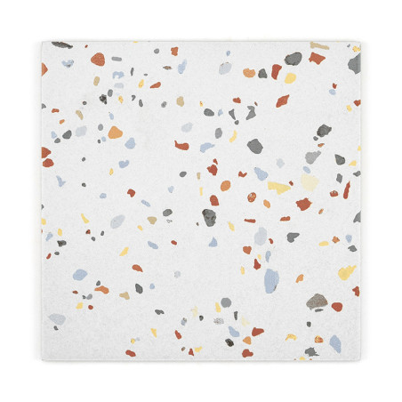 Een witte keramische tegel vertoont verspreide, kleurrijke stippen in rood, blauw, grijs, geel en zwart, waardoor een terrazzopa Een witte keramische tegel vertoont verspreide, kleurrijke stippen in rood, blauw, grijs, geel en zwart, waardoor een terrazzopa