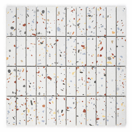 Los azulejos rectangulares, con un patrón de terrazo con motas rojas, grises y azules, están cuidadosamente dispuestos en una cu