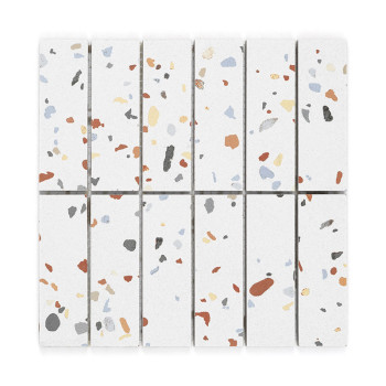 Les carreaux de céramique présentent des motifs de terrazzo multicolores dispersés sur un fond blanc, disposés en rangées vertic