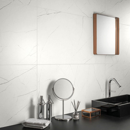 Uma parede lisa de azulejos brancos com veios cinza sutis serve como pano de fundo. Uma bancada contém um espelho circular, prod Uma parede lisa de azulejos brancos com veios cinza sutis serve como pano de fundo. Uma bancada contém um espelho circular, prod