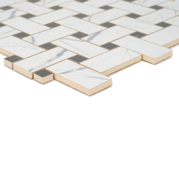 Uma folha de mosaico exibe ladrilhos brancos retangulares entrelaçados com veios cinza e pequenos quadrados pretos, formando um 