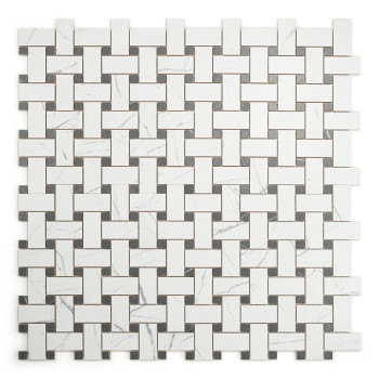 Les carreaux rectangulaires imbriqués créent un motif de vannerie. des carreaux blancs aux veines grises subtiles alternent avec