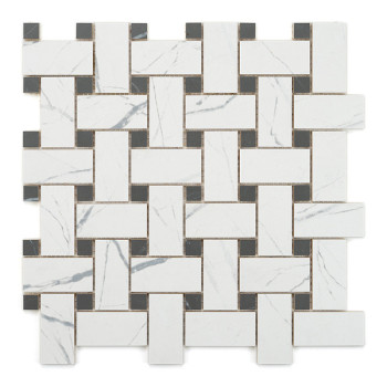 Les carreaux rectangulaires imbriqués créent un motif de vannerie. des carreaux blancs aux veines grises subtiles alternent avec