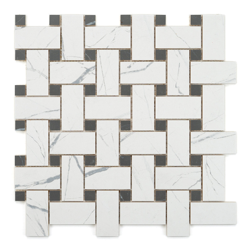 Ladrilhos retangulares entrelaçados criam um padrão de cestaria. azulejos brancos com veios cinza sutis alternam com quadrados m
