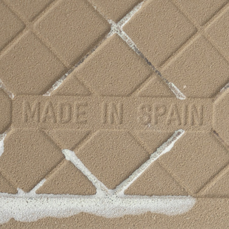 Los azulejos de cerámica color canela muestran un patrón de diamantes superpuestos en una cuadrícula texturizada, con `MADE IN S