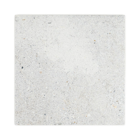 El objeto es una losa de piedra cuadrada, con una superficie moteada y texturizada en tonos grises y beige, sobre un fondo blanc