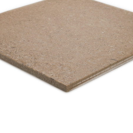 Um revestimento cerâmico quadrado, bege e salpicado repousa sobre uma superfície branca, exibindo sua superfície texturizada e b Um revestimento cerâmico quadrado, bege e salpicado repousa sobre uma superfície branca, exibindo sua superfície texturizada e b