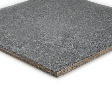 Un carreau gris carré et texturé repose sur une surface blanche, affichant de légers bords biseautés et de subtils motifs ressem Un carreau gris carré et texturé repose sur une surface blanche, affichant de légers bords biseautés et de subtils motifs ressem