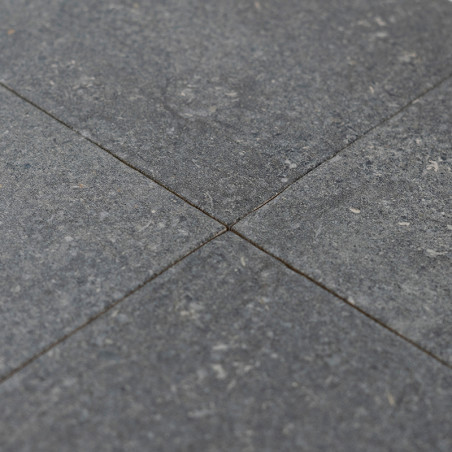 Quatre carreaux de pierre grise se rejoignent en un point central, formant un motif croisé, avec des taches subtiles et une surf Quatre carreaux de pierre grise se rejoignent en un point central, formant un motif croisé, avec des taches subtiles et une surf