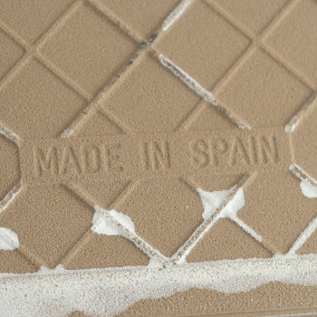 Le carreau de céramique beige comporte le texte en relief « MADE IN SPAIN », affichant un motif en losange avec des taches blanc