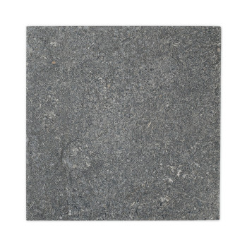 Un carreau carré gris avec une surface texturée semblable à de la pierre. il semble stationnaire et est isolé sur un fond blanc 