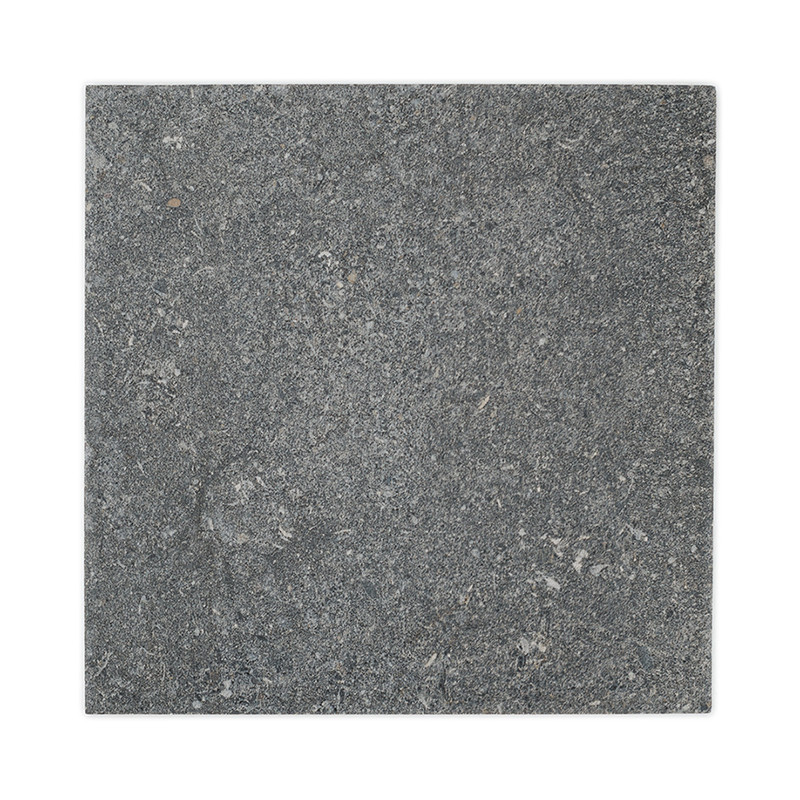 Um ladrilho quadrado cinza com uma superfície texturizada semelhante a pedra. parece estacionário e está isolado contra um fundo