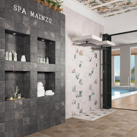 Prateleiras exibem toalhas e produtos de higiene pessoal em uma sala de spa com azulejos rotulados como “SPA MAINZU”. nas proxim