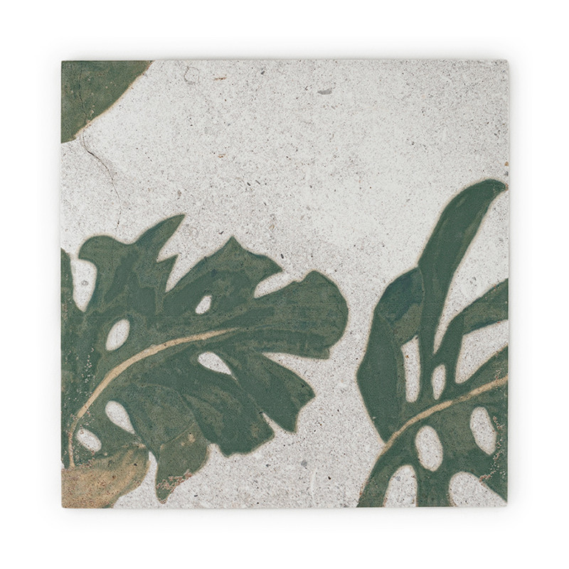 Um ladrilho quadrado mostra duas folhas verdes de monstera sobrepostas em um fundo branco texturizado, criando um padrão natural