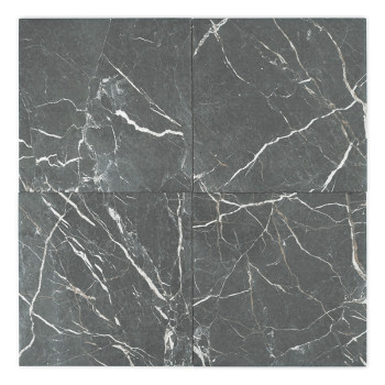 Een vierkante tegel heeft een donkergrijze basis met witte en lichtbruine aderen, die lijkt op natuurlijk marmer, tegen een effe