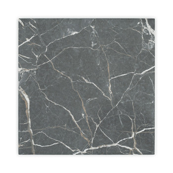 Een vierkante tegel heeft een donkergrijze basis met witte en lichtbruine aderen, die lijkt op natuurlijk marmer, tegen een effe