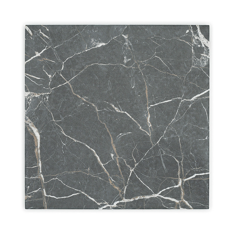 Un carreau carré présente une base gris foncé avec des veines blanches et marron clair, ressemblant à du marbre naturel, sur un 