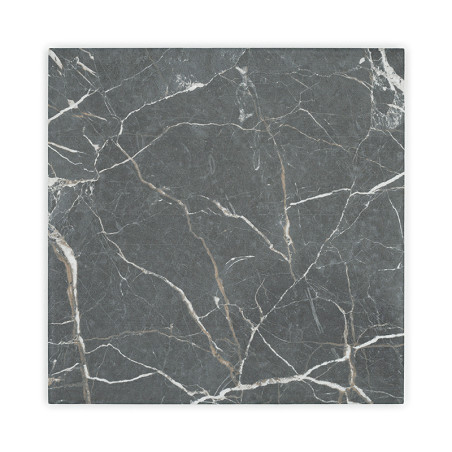 Un carreau carré présente une base gris foncé avec des veines blanches et marron clair, ressemblant à du marbre naturel, sur un 