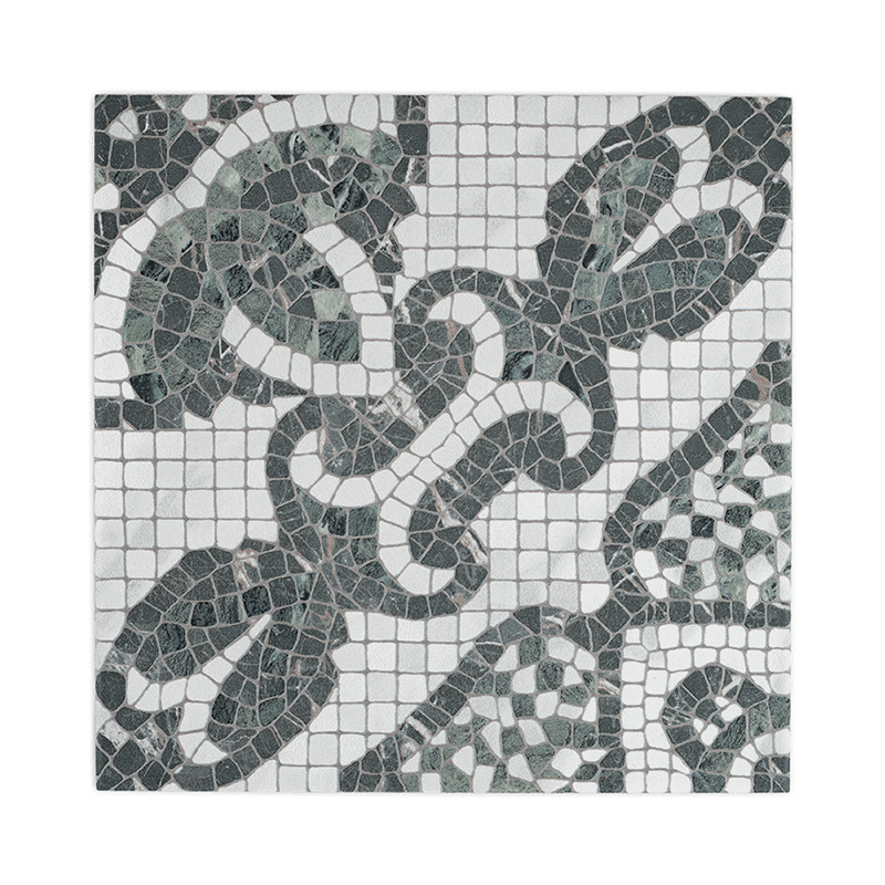 Les carreaux de mosaïque présentent des motifs floraux complexes verts et blancs entrelacés sur une grille carrée, créant un des