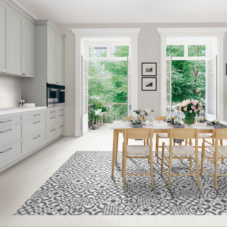 Uma mesa de jantar com cadeiras de madeira fica sobre um piso de ladrilho cinza e branco estampado, cercada por armários de cozi Uma mesa de jantar com cadeiras de madeira fica sobre um piso de ladrilho cinza e branco estampado, cercada por armários de cozi