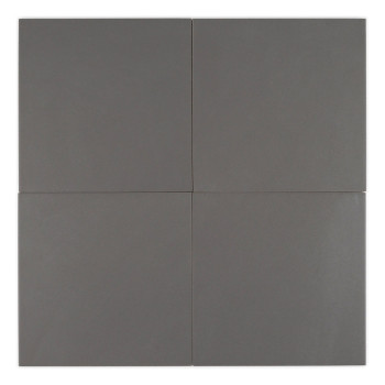 Un carreau carré sombre de couleur unie reposant sur un fond blanc uni.