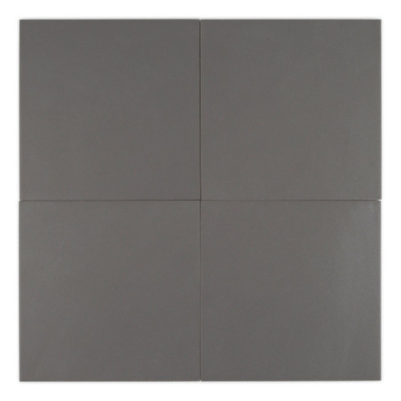 Graue Keramikfliese mit mattem Finish, durch dünne Linien in vier gleiche Quadrate unterteilt, vor einem schlichten weißen Hinte Graue Keramikfliese mit mattem Finish, durch dünne Linien in vier gleiche Quadrate unterteilt, vor einem schlichten weißen Hinte