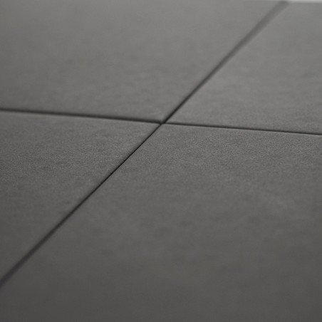 Cuatro azulejos cuadrados de color gris oscuro, dispuestos en forma de cuadrícula, se unen en un punto central, creando una suti