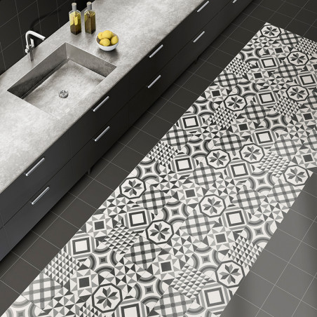 Les carreaux de sol à motifs présentent des motifs géométriques en noir et blanc, ajoutant du contraste à une cuisine avec un co Les carreaux de sol à motifs présentent des motifs géométriques en noir et blanc, ajoutant du contraste à une cuisine avec un co