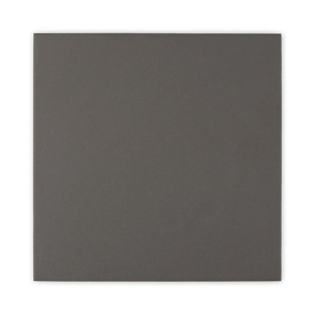 Un carreau carré sombre de couleur unie reposant sur un fond blanc uni.