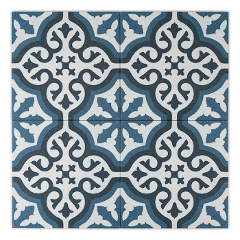 Les carreaux carrés présentent des motifs floraux symétriques bleu marine et blancs avec des motifs incurvés, créant un effet dé
