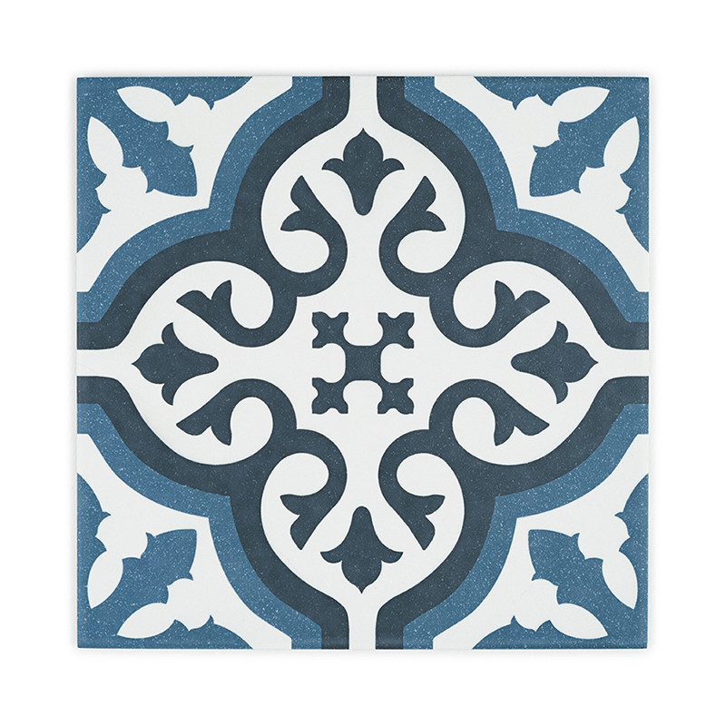 Les carreaux carrés présentent des motifs floraux symétriques bleu marine et blancs avec des motifs incurvés, créant un effet dé