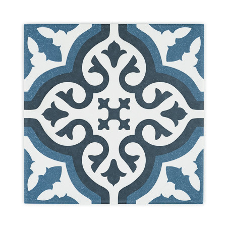 Les carreaux carrés présentent des motifs floraux symétriques bleu marine et blancs avec des motifs incurvés, créant un effet dé Les carreaux carrés présentent des motifs floraux symétriques bleu marine et blancs avec des motifs incurvés, créant un effet dé