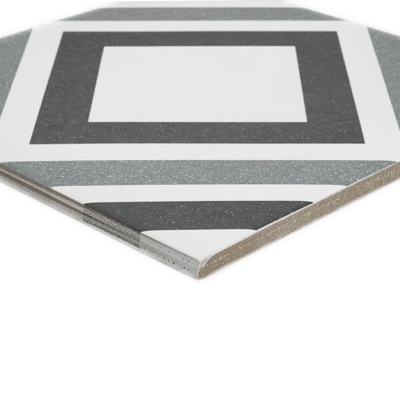 Um ladrilho hexagonal com padrões geométricos concêntricos em preto, cinza e branco cria um design moderno e texturizado, adequa