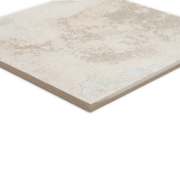 Um ladrilho cerâmico quadrado exibe uma superfície bege texturizada e manchada. Está colocado sobre um fundo branco, mostrando u