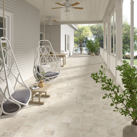 Des balançoires sont suspendues à côté d'une table en bois sur un porche spacieux et carrelé avec des ventilateurs de plafond, b